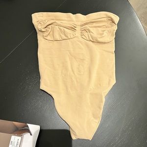 SEAMLESS SCULPT STRAPLESS THONG BODYSUIT // SIZE M COLOR MICA NWT